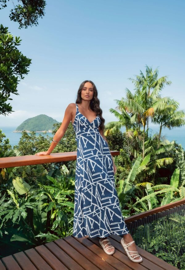 Vestido azul longo com decote V
